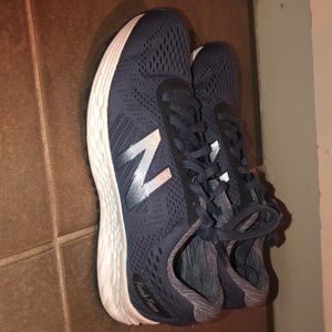 women’s New Balance tennis shoes in navy